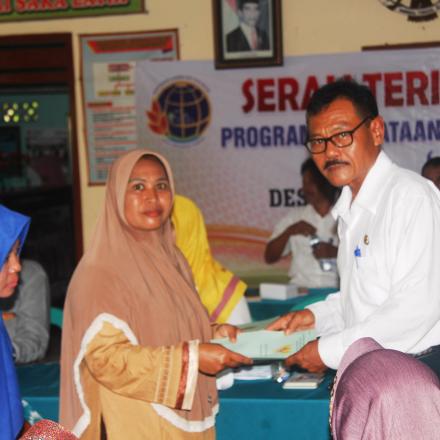 Pemdes Deru Bagikan 497 Sertifikat Tanah ke Masyarakat